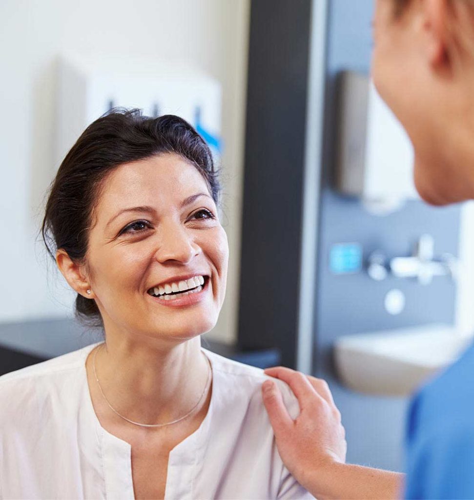 чекап для женщин после 40. беседа медсестры с пациентом. Check up для женщин реклама. консультации мед специалистов:. косметолог и пациент.